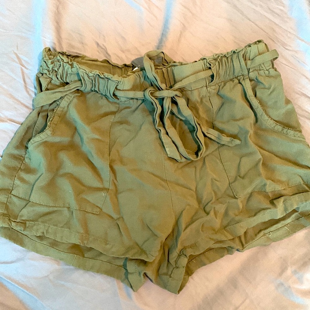 Stretchy belted shorts